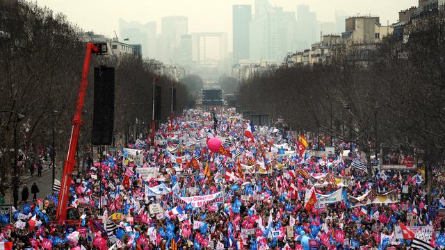 Contrairement à la dernière manifestation, les opposants au mariage gay n'ont pas été autorisés à défiler sur les Champs-Elysées. [PIERRE ANDRIEU]