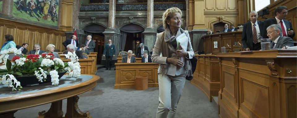 Eveline Widmer-Schlumpf arrive pour défendre son point de vue devant les sénateurs. [Peter Schneider]