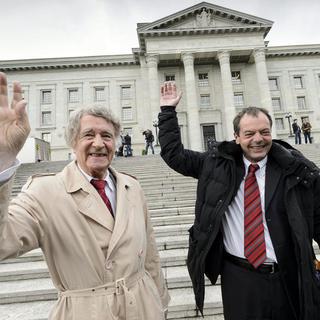 Pierre Chiffelle, avocat Helvetia Nostra, avec Franz Weber, le 22 mai 2013. [KEYSTONE - LAURENT GILLIERON]