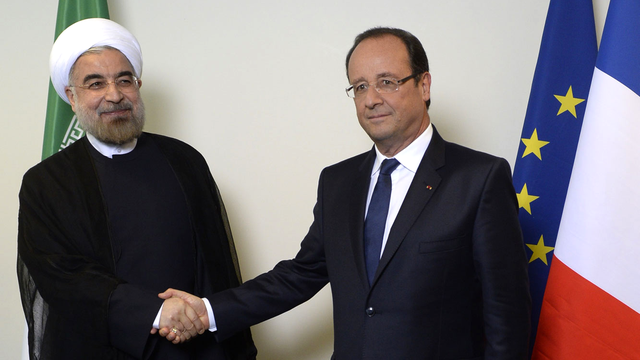 Poignée de mains entre le président iranien Rohani et François Hollande. [Martin Bureau]
