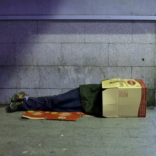 A man sleeps inside a cardboard box in Madrid, Spain, Monday, Oct. 28, 2013. The unemployment rate for the July-September period fell from 26.3 percent to 26.0 percent, leaving the total number of jobless at a rounded 5.9 million, the Spanish National Statistics Institute said Thursday, Oct. 24, 2013. (AP Photo/Andres Kudacki) [AP/Keystone - Andres Kudacki]