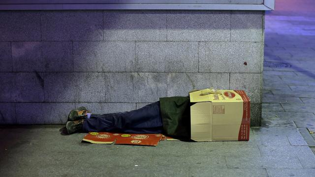 A man sleeps inside a cardboard box in Madrid, Spain, Monday, Oct. 28, 2013. The unemployment rate for the July-September period fell from 26.3 percent to 26.0 percent, leaving the total number of jobless at a rounded 5.9 million, the Spanish National Statistics Institute said Thursday, Oct. 24, 2013. (AP Photo/Andres Kudacki) [AP/Keystone - Andres Kudacki]