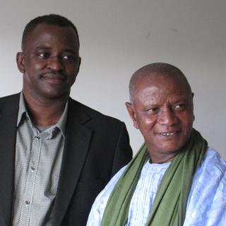 Yattara Mohamed Ag Mossa, dit pasteur Bouya (assis). En compagnie du journaliste nigérien Illia Djadi (debout). [DR]