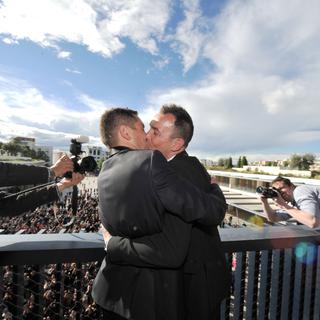 Vincent Autin (à droite) et Bruno Boileau s'embrassent après le premier mariage gay en France. [Gérard Julien]