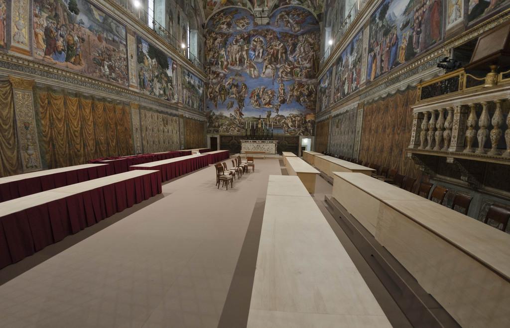 La chapelle Sixtine au Vatican est aménagée pour accueillir le conclave qui désignera le nouveau pape. [Alessandra Tarantino]