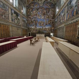 La chapelle Sixtine au Vatican est aménagée pour accueillir le conclave qui désignera le nouveau pape. [Alessandra Tarantino]