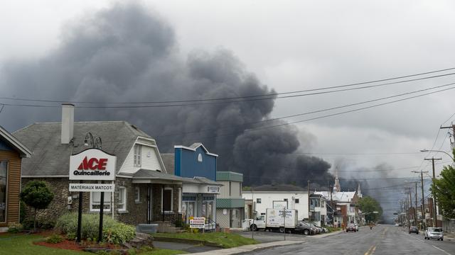 Suite aux explosions, Lac-Mégantic sous une nuage de fumée persistant. Plus de 1000 personnes ont été évacuées. [Paul Chisasson]