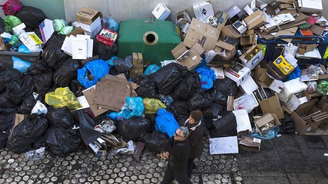 Dimanche 22 décembre: des piétons dans une rue ddu centre de Malaga jonchée de détritus en période de grève de trois jours de la voirie. [Jorge Zapata]