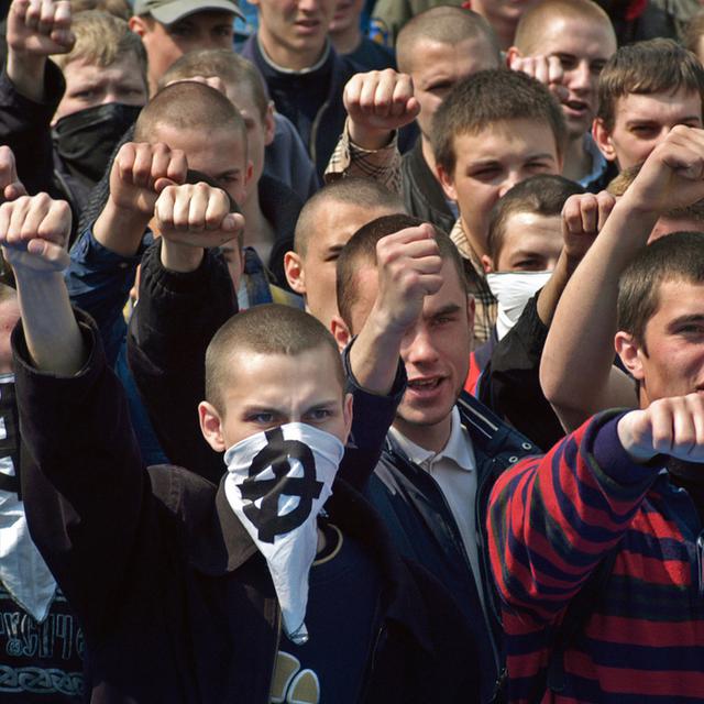 Rassemblement de jeune skinheads ukrainiens. [KEYSTONE - Sergei Chuzakov]