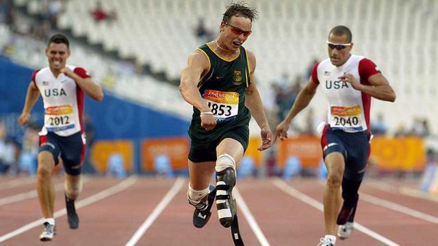 14.02.2013: Oscar Pistorius est arrêté. Il a abattu sa compagne de deux balles. Il affirme l'avoir prise pour un cambrioleur. L'athlète sud-africain s'était battu pour courir avec les valides et avait pu disputer les JO. [EPA - Louisa Gouliamaki]