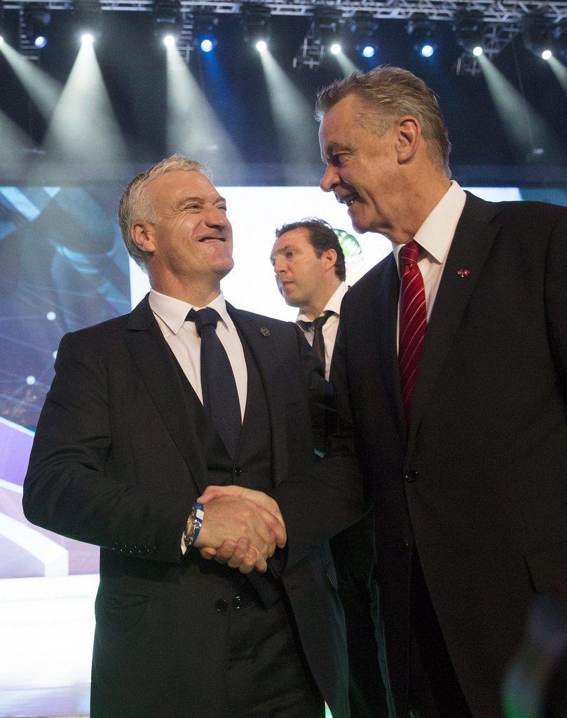 Didier Deschamps et Ottmar Hitzfeld se saluent. Suisses et Français vont encore se retrouver. [KEYSTONE - Peter Klaunzer]