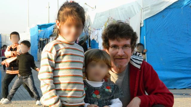 Christophe Canut et des enfants dans le camp de Kilis, une ville turque à la frontière syrienne. [DR - Jérôme Bastion]