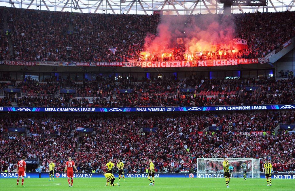 Ambiance assurée dans les gradins de Wembley grâce aux supporters des deux camps. [KEYSTONE - PETER POWELL]