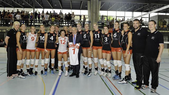 Ueli Maurer (au centre) sera le supporter numéro un de l'équipe de Suisse féminine. [Markus Foerster]