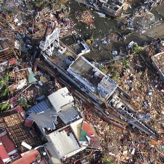 Un ferry a été emporté au milieu des habitations à Tacloban. [AP Photo/Philippines Air Force]