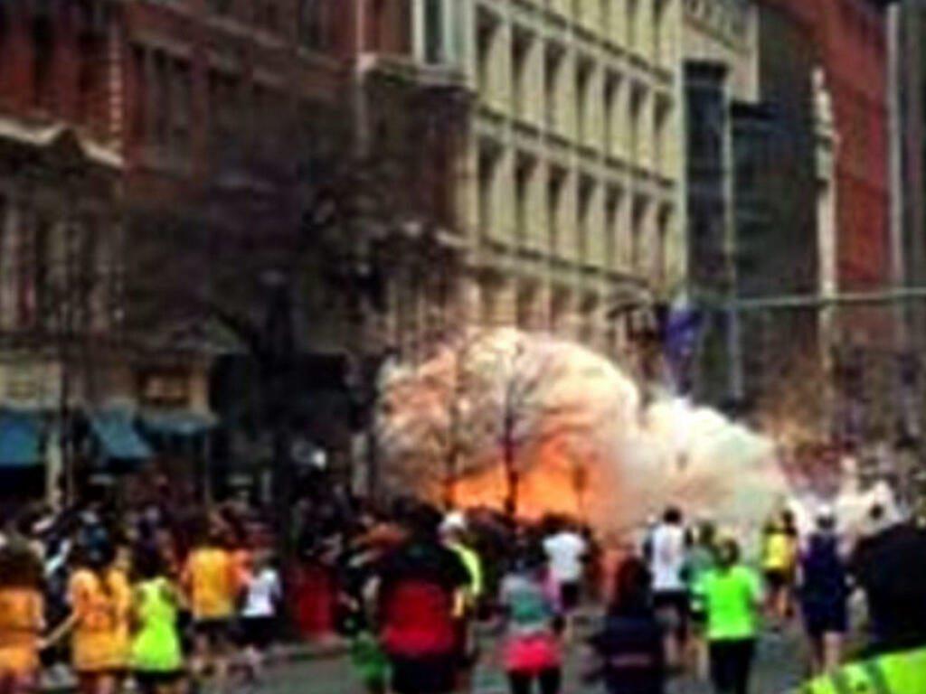 Les images d'une des explosions qui ont secoué la ligne d'arrivée du marathon de Boston. [KEYSTONE - AP photo]