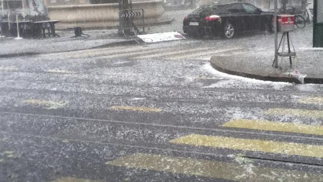 Place du Marché à Carouge (GE), en partie recouverte de grêlons, peu avant 16 heures. [Michel Baumgartner]