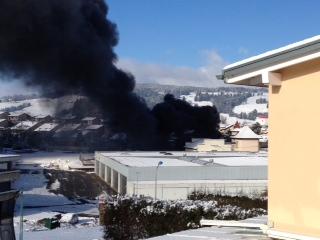 Une épaisse fumée noire a été dégagée par l'incendie à Bulle. [Caroline Olivier]