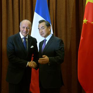 Le ministre français des Affaires étrangères, Laurent Fabius et son homologue chinois, Wang Yi. [Wang Zhao - AP Photo]