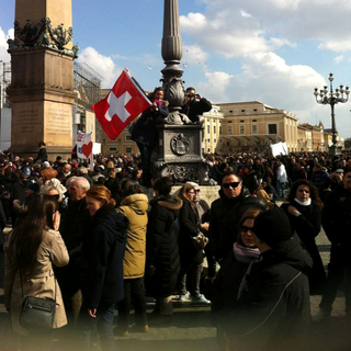 Les pèlerins suisses attendent Benoît XVI sur la place Saint-Pierre, dimanche 25 février 2013, pour son dernier angélus. [Ariane Hasler]