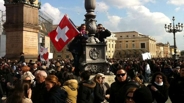 Les pèlerins suisses attendent Benoît XVI sur la place Saint-Pierre, dimanche 25 février 2013, pour son dernier angélus. [Ariane Hasler]