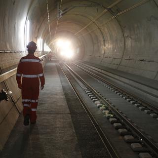 Les camions d'une hauteur de quatre mètres pourront être transportés dans le tunnel ferroviaire du Gothard. [Urs Flueeler]