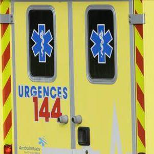 Les employés critiquent la diminution de 40% des ambulances opérationnelles. [Keystone]