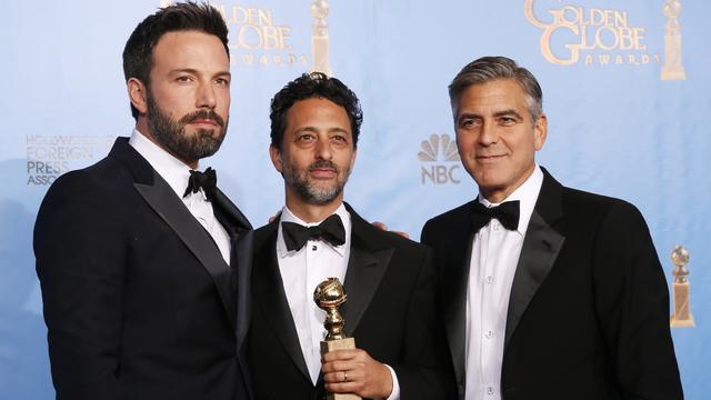 Le réalisateur et producteur Ben Affleck pose aux côtés des deux autres producteurs d'"Argo" Grant Heslov et George Clooney dimanche lors de la 70e cérémonie des Golden Globes en Californie.