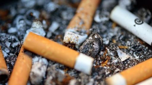 Des mégots de cigarette dans un cendrier