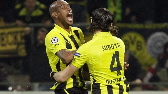 Dortmund's Felipe Santana of Brazil, left, celebrates with Neven Subotic of Serbia after scoring the winning goal during the Champions League quarterfinal second leg soccer match between Borussia Dortmund and Malaga CF in Dortmund, Germany, Tuesday, April 9, 2013. Dortmund defeated Malaga 3-2. (AP Photo/Frank Augstein) [KEYSTONE - Frank Augstein]