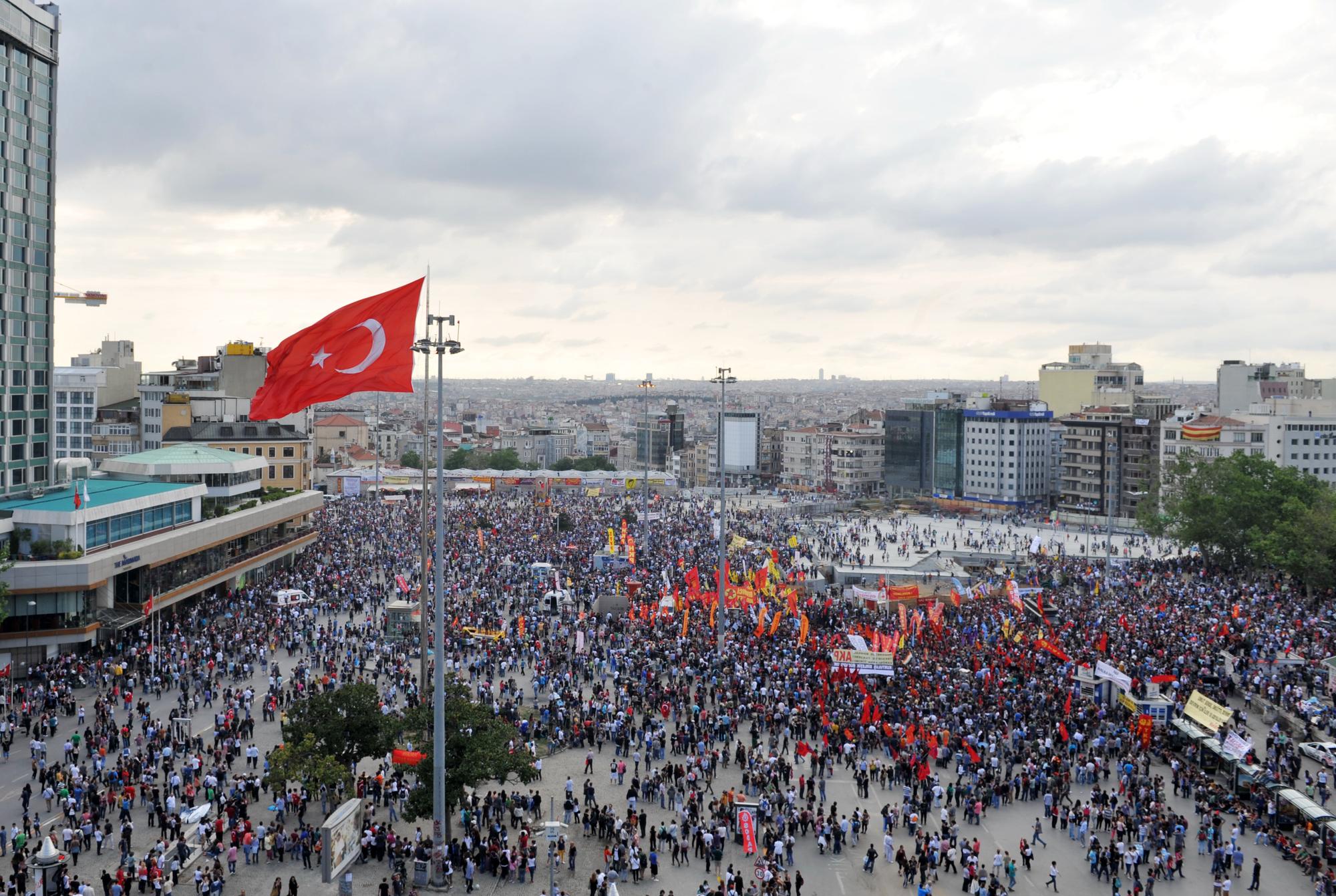 Les manifestants ont envahi la place Taksim, à Istanbul, après le départ de la police. [AFP - BULENT KILIC]