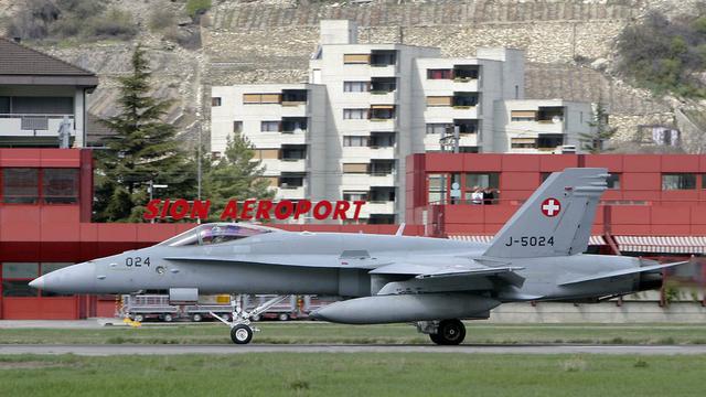 De grandes manoeuvres se déroulent ces jours sur et autour de l'aéroport de Sion. [Olivier Maire]