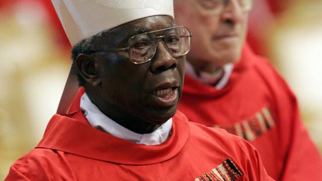 Francis Arinze (Nigeria): parmi les cardinaux africains cités revient le nom de Francis Arinze, déjà évoqué en 2005 comme successeur de Jean-Paul II. Son âge, 80 ans, pourrait toutefois se révéler handicapant dans la mesure où l'Eglise veut éviter d'élire un pape trop vieux et revivre les problèmes liés à la vieillesse de Benoît XVI. [Pier Paolo Cito]