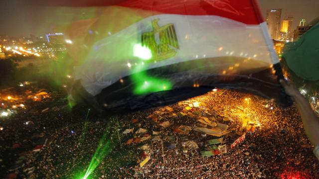 A l'annonce de sa victoire en juin 2012, Mohamed Morsi, col ouvert, monte sur un podium place Tahrir pour promettre sous les vivats qu'il sera "le président de tous les Egyptiens" et le garant des idéaux démocratiques de la révolution. Un an plus tard, le pays est plus divisé que jamais sur son action et sa personnalité. [AP/Amr Nabil]