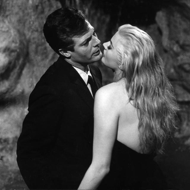 Marcello Mastroianni et Anita Ekberg dans "La dolce vita" de Federico Fellini (1960). [Riama-Pathé / The Kobal Collection / AFP]