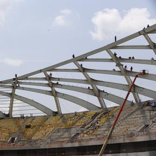 Le montage des toits des stades au Brésil nécessitent de nombreux ouvriers. [Ferdinand Ostrop]