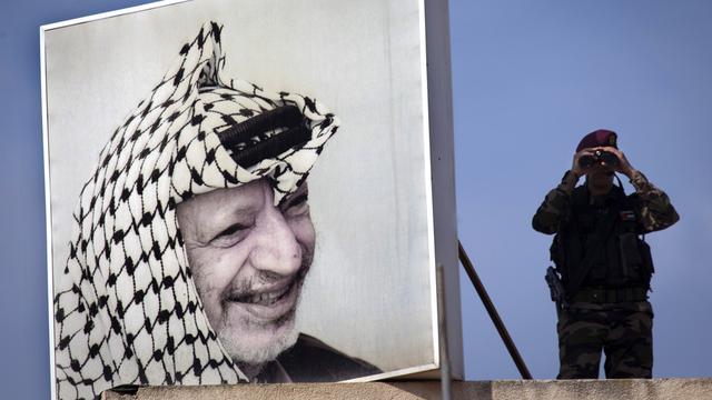 Un garde présidentiel sur le toit du quartier général de l'Autorité palestinienne à Ramallah, où trône un portrait de Yasser Arafat.