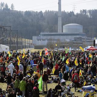 Des manifestants anti-nucléaires devant la centrale de Mühleberg en mars 2011. [Lukas Lehmann]