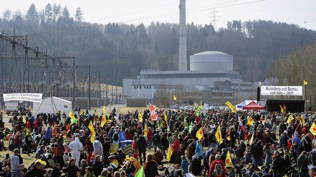 Des manifestants anti-nucléaires devant la centrale de Mühleberg en mars 2011. [Lukas Lehmann]