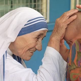 1979 - Mère Teresa (Albanie-Inde) - Anjezë Gonxhe Bojaxhiu, plus connue sous le nom de Mère Teresa, est récompensée pour son action au service des "plus pauvres parmi les plus pauvres". Elle consacre plusieurs dizaines d'années de sa vie à aider les miséreux, en particulier à Calcutta, en Inde, où elle meure le 5 septembre 1997, à l'âge de 87 ans. [Roslan Rahman]