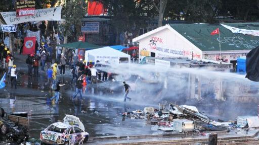 Canons à eau et gaz lacrymogènes ont été utilisés samedi pour déloger les derniers protestataires.