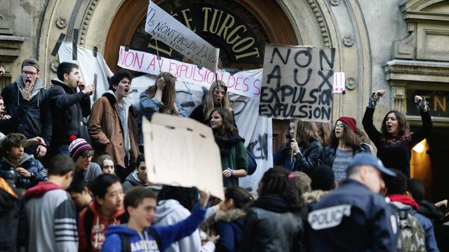 Des élèves du lycée Turgot à Paris ont manifesté contre l'expulsion d'étrangers scolarisés. [Kenzo Tribouillard]