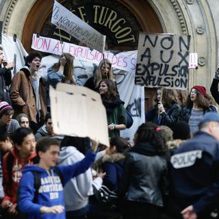 Des élèves du lycée Turgot à Paris ont manifesté contre l'expulsion d'étrangers scolarisés. [Kenzo Tribouillard]
