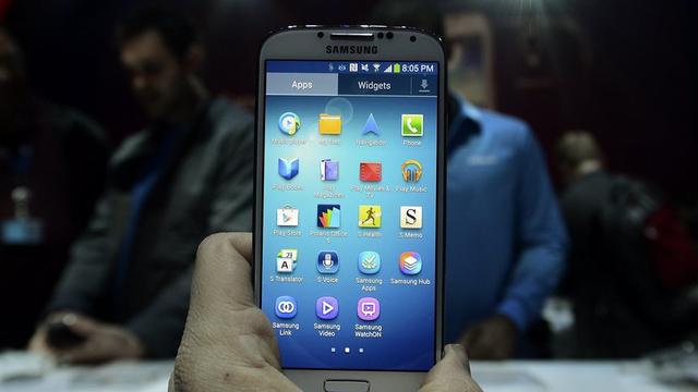 Le nouveau Samsung Galaxy S4 est "plus fin, plus fort" selon le fabricant sud-coréen. [EPA/Andrew Gombert]