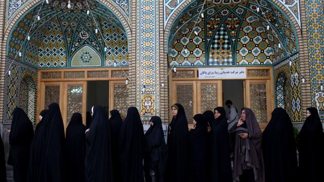 Vendredi 14 juin: des Iraniennes attendent de voter à Qom le jour de l'élection présidentielle. [AP/Keystone - Ebrahim Noroozi]