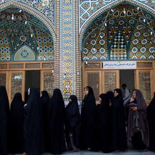 Vendredi 14 juin: des Iraniennes attendent de voter à Qom le jour de l'élection présidentielle. [AP/Keystone - Ebrahim Noroozi]