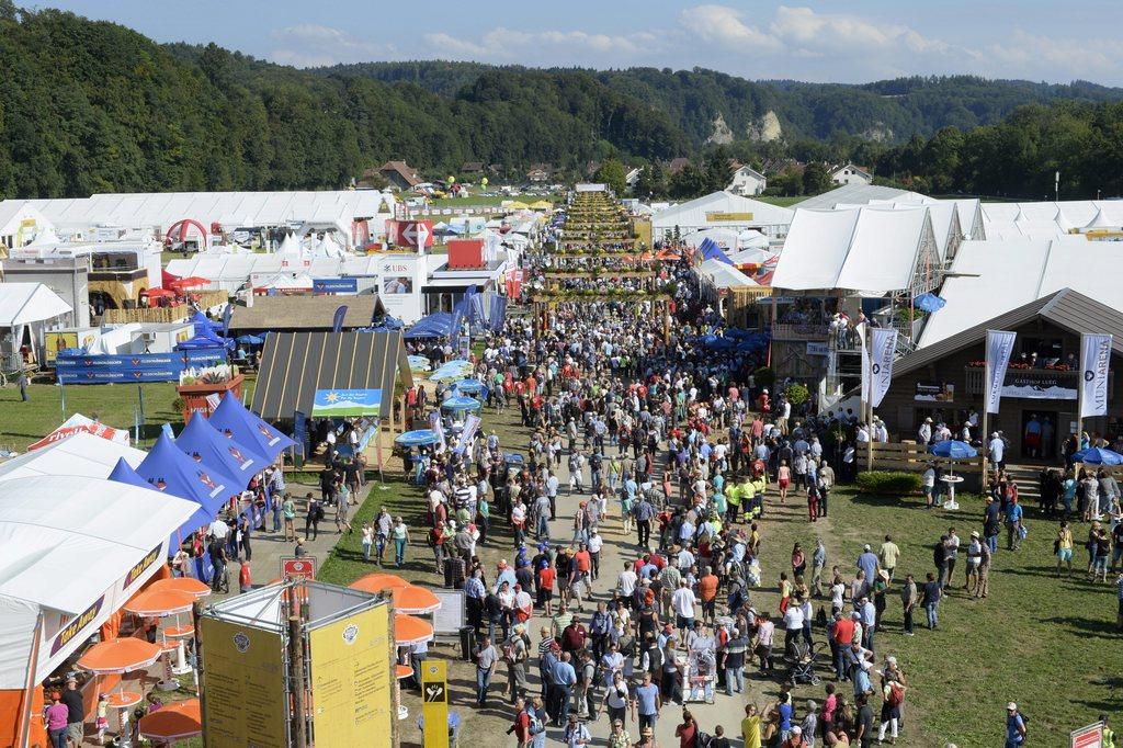 L'allée centrale avec ses multiples stands et points de rencontre pour les sponsors. [KEYSTONE - URS FLUEELER]