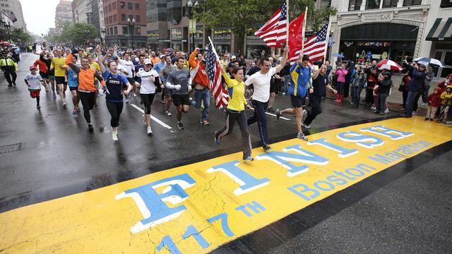 Un groupe de marathoniens franchit la ligne d'arrivée à Boston plus d'un mois après les attentats. [AP Photo/Winslow Townson]