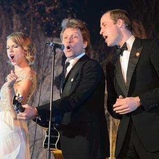 Durant un gala de charité, le Prince William chante en compagnie de Taylor Swift (à gauche) et Jon Bon Jovi. [Dominic Lipinski]
