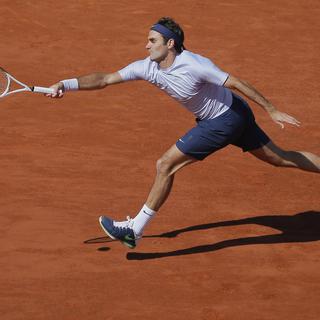 Federer lors de sa défaite en quart de finale de Roland-Garros 2013 contre Tsonga. [Keystone - Michel Spingler]